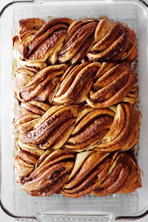 This Twisted Cinnamon Roll Bake is the absolute answer to every one of your cinnamon roll dreams, easy to bake, all in one pan. So. Cinnamon Roll Twists, Biscuits Cinnamon Rolls, Cinnamon Treats, Homemade Bread Rolls, Cinnamon Rolls Sticky Buns, Desserts To Bake, Fish Pie Recipe, Sweet Pepper Recipes, Cinnamon Twist