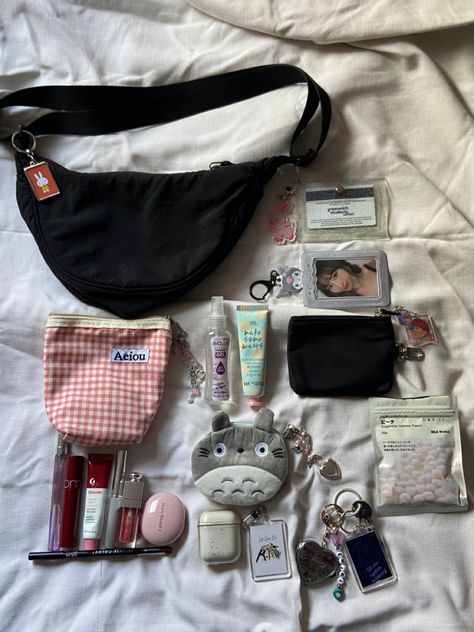 Baggu Whats In My Bag, Small Brands Clothing, Whats In My Bag Aesthetic Korean, What’s In My Baggu, Uniqlo Bag Aesthetic, Cute Bag Ideas, Whats In My Travel Bag, Makeup Ideas Winter, Whats In My Bag Aesthetic