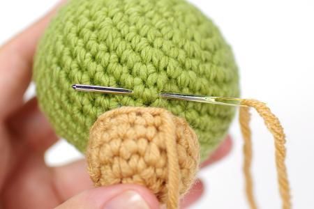 how to sew an open amigurumi piece to a closed piece Amigurumi Techniques, Joining Crochet, Crochet Pieces, Mattress Stitch, Whip Stitch, Afghan Crochet, Crochet Decoration, Doll Tutorial, Crochet Chart