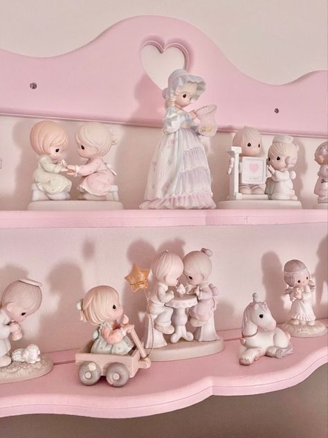 Precious Moments Dolls, Princess Room, Precious Moments Figurines, Vintage Nursery, Pretty Room, Dream Room Inspiration, Cute Room Decor, Pretty Dolls, Creepy Cute