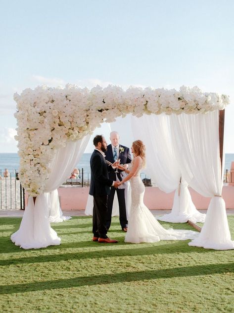 Beach Chuppah, Chuppah Wedding, Arches Wedding, Jewish Wedding Traditions, Best Wedding Registry, Dream Wedding Locations, White Wedding Ceremony, Wedding Chuppah, Wedding Arbors