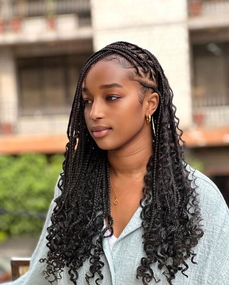 12 Savvy Short Knotless Braids Hairstyles Short Knotless Braids Hairstyles, Medium Length Knotless Braids, Shoulder Length Knotless Braids, Knotless Braid Styles, Short Knotless Braids, Short Knotless, Knotless Braids Hairstyles, Sleek Braid, Knotless Braid