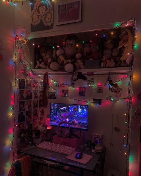 Pc Setup In Closet, Christmas Pc Setup, Overwatch Setup, Christmas Gaming Setup, Set Up Gaming, Pc Gaming Setup Ideas, Desk Setup Ideas, Elf Games, Red Desk