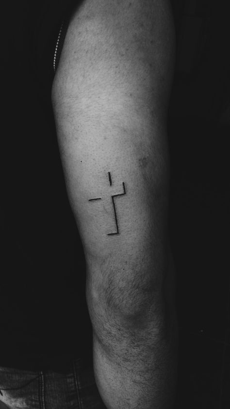 @reiz.tattoo #cruz #3d Tattoo Cross Designs, Small Cross Tattoos, Tattoo Cross, Globe Tattoos, Swag Dress, P Tattoo, Fashion Tattoo, Yakuza Tattoo, Cross Tattoo For Men