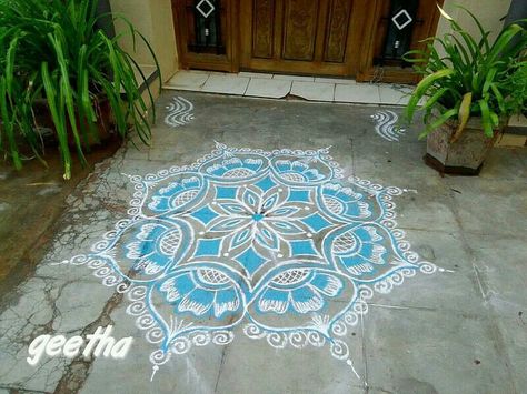 White Rangoli, Color Rangoli, Alpona Design, Rangoli Side Designs, Big Rangoli, Rangoli Colours, Colorful Rangoli, Indian Rangoli, Rangoli Patterns