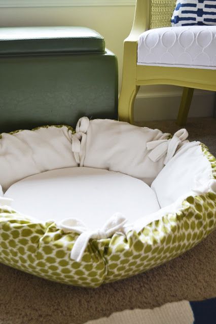 DIY Christmas Gifts: Round Pet Bed - Dorsey Designs Pet Items, Diy Dog Bed, Round Flower, Easy Diy Gifts, Dog Crafts, Animal Projects, New Beds, Flower Bed, Pet Treats