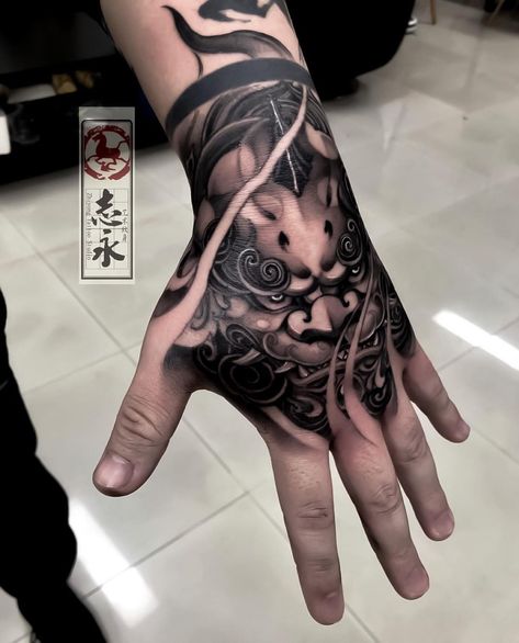 Dragon Hand Tattoo, Japanese Hand Tattoos, Tatuaje Trash Polka, Tatuaje Cover Up, Herren Hand Tattoos, Foo Dog Tattoo, See Tattoo, Geisha Tattoo, Hand Tats