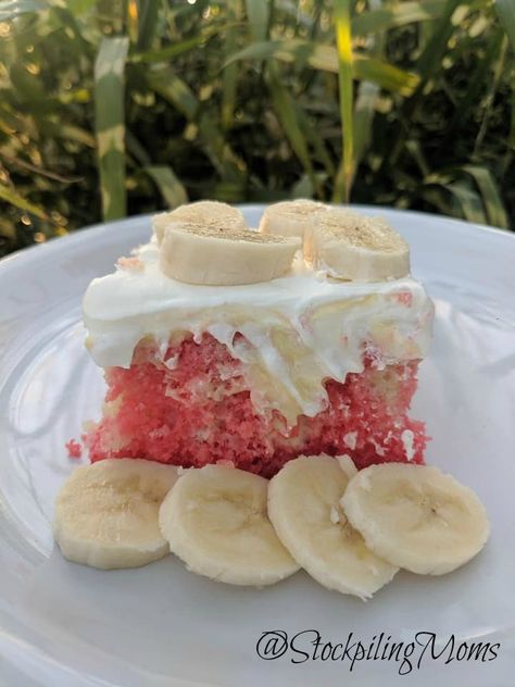 Strawberry Banana Vanilla Poke Cake Vanilla Poke Cake, Recipes In A Mug, Dirt Dessert, Banana Cakes, Banana Pudding Poke Cake, Pudding Poke Cake, Banana Cream Pudding, Poke Cake Recipes, Vanilla Cake Mixes