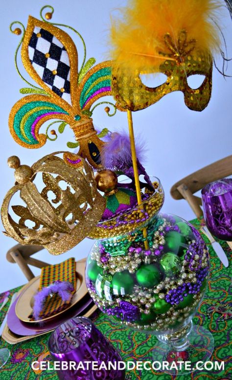 A FUN AND EASY MARDI GRAS PARTY CENTERPIECE Mardi Gras Tablescape, Mardi Gras Dinner, Mardi Gras Diy, Mardi Grad, Mardi Gras Party Decorations, Madi Gras, Mardi Gras Wedding, Theme Carnaval, Mardi Gras Centerpieces