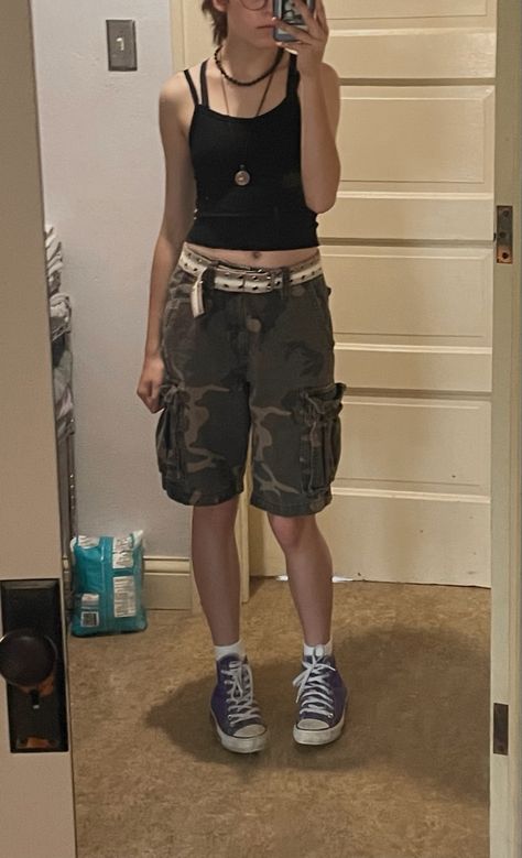 Tomboy Fashion Shorts, Jorts Outfit Inspo Women’s, Grunge Outfit Shorts, Grunge Outfit With Shorts, Shorts Grunge Outfit, Grunge Cargo Shorts Outfit, Baggy Cargo Shorts Outfit, Summer Outfits Transmasc, Enby Outfits Summer