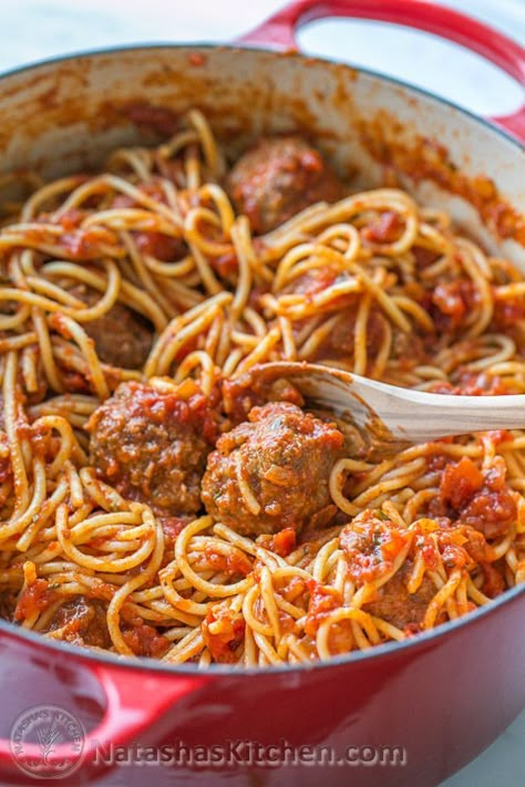 The Best Spaghetti & Meatballs!! Here's the secret to making meatballs uber juicy & tasty! @natashaskitchen #spaghetti #spaghettiandmeatballs #meatballs #meatballsrecipe #spaghettirecipe Italian Spaghetti And Meatballs, Making Meatballs, Spaghetti With Meatballs, Spaghetti Meatball Recipes, Spaghetti Meatballs, Best Spaghetti, Marinara Sauce Homemade, Homemade Spaghetti, Homemade Marinara