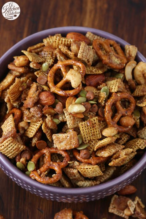 Maple Trail Mix Recipes, Maple Chex Mix Recipes, Chexmix Snacks, Maple Snacks, White Chocolate Chex Mix, Chocolate Chex Mix, Cinnamon Chex, Chex Mix Recipe, Chex Mix Puppy Chow