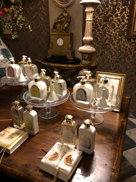 Vintage Perfume Aesthetic, Perfume Display Ideas Store, Santa Maria Novella Perfume, Small Perfume Shop Interior Design, Perfumery Aesthetic, Old Money Perfume, Perfume Boutique, Buly 1803, Chic Perfume