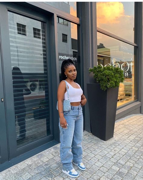 Jean And White Top Outfit Classy, Mummy Jeans Outfit Ideas, Mummy Jeans Outfits, Mummy Jeans, Short Girls Outfit Ideas, White Shirt Outfits, Aesthetic Streetwear, Effortlessly Chic Outfits, Jeans Outfits