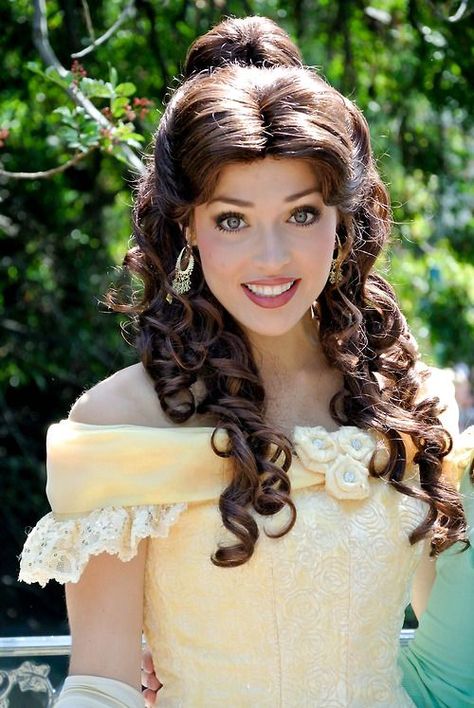 belle beauty and the beast Belle Makeup, Disney Princess Cosplay, Belle Cosplay, Belle Hairstyle, Princess Makeup, Disney Belle, Belle Beauty And The Beast, Disney Face Characters, Princess Cosplay