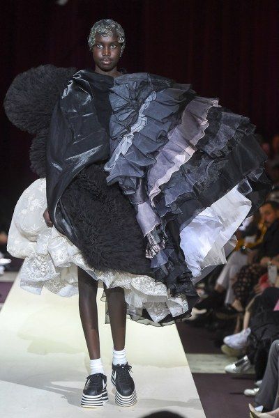 Comme Des Garcons Runway, Commes Des Garcons, Autumn Layering, Rei Kawakubo Comme Des Garcons, Sculptural Fashion, Conceptual Fashion, Weird Fashion, Vogue Runway, Nike Cortez