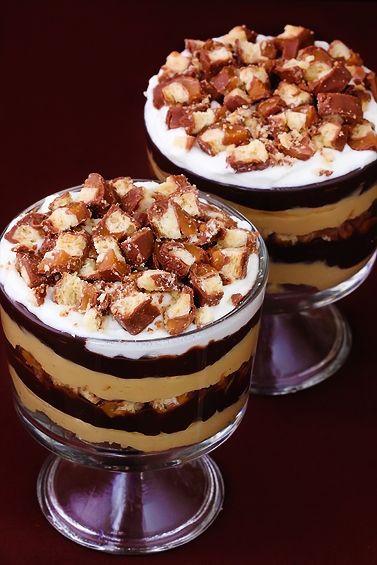 Twix Trifles Chocolate Fudge Sauce, Trifle Desserts, Creme Dessert, Trifle Recipe, Fudge Sauce, Homemade Whipped Cream, Mousse Recipes, Köstliche Desserts, Hot Fudge