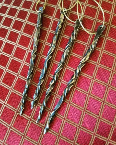 Beaded Icicles, Blacksmith Ideas, Iron Jewelry, Blacksmith Projects, Blacksmith Shop, Metal Working Projects, Glass Bottles Art, Forging Metal, Christmas Bead