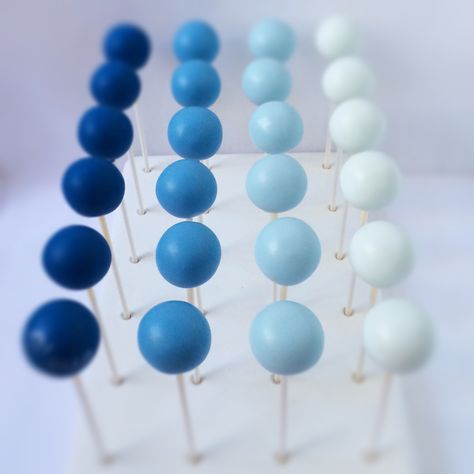 Blue Cake Pops Birthday, Surf Cake Pops, Dusty Blue Cake Pops, Simple Cake Pops Designs, Bluey Cake Pops, Cake Pops Blue, Wedding Brazil, Blue Ombre Cake, Blueberry Birthday