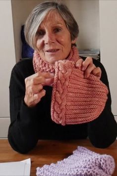 Sin aumentos ni disminuciones La tabla a la que hago referencia la encuentran en mi blog o en Comunidad de Youtube #gorroadosagujas #tejergorro #gorrofacil #hat #winterstyle Barefoot Sandals Crochet Pattern, Crochet Baby Poncho, Bobble Crochet, Beanie Knitting Patterns Free, Glove Pattern, Crochet Gloves Pattern, Easy Crochet Hat, Crochet Hat Free, Crochet Hats Free Pattern