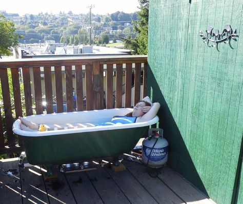 I would LOVE to have this propane-heated cast iron tub. =) Bath Tub Ideas Decor, Outdoor Clawfoot Tub, Garden Bathtub, Bath Outdoor, Diy Hot Tub, Outdoor Bathtub, Cast Iron Bathtub, Outdoor Tub, Outdoor Baths