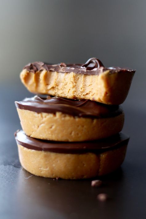 Easy Peanut Butter Cups! These gluten and dairy free peanut butter cups (or bars) are my new, go-to dessert recipe. They take me minutes to prepare and are loved by all my friends and family. Plus, what's not to like about the combination of peanut butter and chocolate?! #peanutbutter #peanutbutterbars #glutenfree #vegan #glutenfreepeanutbutterbars #veganpeanutbutterbars #peanutbuttercups #homemadepeanutbuttercups via theconscientiouseater.com Gluten Free Peanut Butter Bars, Chocolate Peanutbutter, Homemade Peanut Butter Cups, Coconut Peanut Butter, Gluten Free Peanut Butter, Peanut Butter And Chocolate, Gluten And Dairy Free, Vegan Peanut Butter, Healthy Peanut Butter