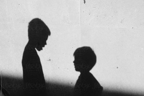 Family Shadow Picture, Shadow Family Pictures, Sisters Shadow Photography, Boy And Girl Shadow, Two People Talking, Boy And Girl Sillhoute, Shadow Person, Human Shadow, Big Brother Little Sister