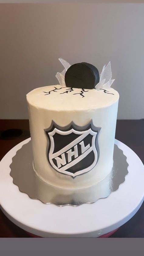 Hockey Wedding Theme, Hockey Cupcakes, Hockey Birthday Cake, Sports Birthday Cakes, Hockey Cakes, Hockey Birthday Parties, Hockey Birthday, 9th Birthday Parties, Birthday Desserts