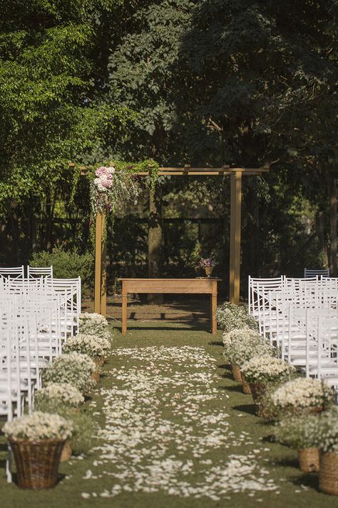 Casamento Romântico em Holambra | Lápis de Noiva Wedding Altars, Outdoor Wedding Decorations, Salou, Wedding Aisle, Wedding Ceremony Decorations, Wedding Guide, Rustic Wedding Decor, Wedding Deco, Romantic Weddings