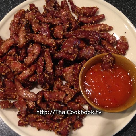 Try this recipe for Moo Dad Deaw, our semi-dried deep-fried pork snacks. They are one of Thailand's most popular appetizers, and this recipe shows you how easy it is to prepare them for your next dinner party or as a great snack for you alone in front of the TV. Thai Pork Jerky Recipe, Thai Veggies, Pork Appetizers, Thai Mad, Jerky Marinade, Thai Appetizer, Pork Jerky, Homemade Jerky, Beef Jerky Recipes