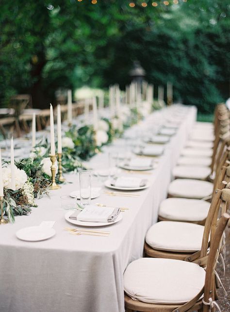 linen-tablecloth-neutral-wedding-flowers Wedding Couple Table Decor, Wedding Couple Table, Wedding Candles Table, Navy Wedding Flowers, White Linens, Wedding Table Linens, Outdoor Table Settings, Outdoor Dinner, Wedding Table Flowers