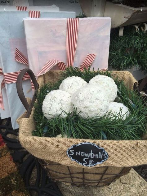 diy make snowball tutorial, christmas decorations, crafts, decoupage, seasonal holiday decor Snowballs Diy, Fake Snowballs, Diy Wood Wall Decor, Decorative Mesh Wreaths, Snow Balls, Pine Cone Christmas Tree, Fake Snow, Winter Decorating, Globe Decor