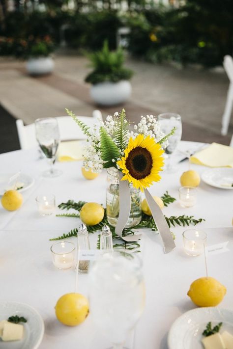 Sunflower Wedding Centerpieces, Sunshine Decor, Diy Fall Wedding Decorations, Creative Wedding Centerpieces, Lemon Centerpieces, Sunflower Wedding Decorations, Lemon Wedding, Fern Wedding, Sunflower Centerpieces