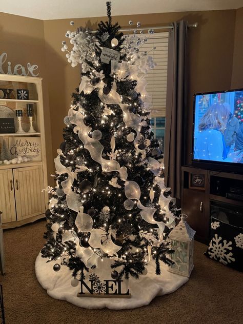 Black And Silver Christmas Decorations, Black And Silver Christmas Tree, Black And Silver Christmas, Merry Gothmas, Black Xmas Tree, Black White Christmas Tree, Christmas Tree Colour Scheme, Black Christmas Tree Decorations, Silver Christmas Tree Decorations