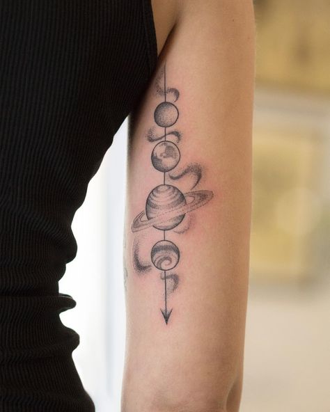 Solar System Tattoo Sleeve, Drawing Solar System, Solar System Tattoo Minimalist, Tattoo Solar System, Cosmic Tattoo, Science Tattoo, Solar System Tattoo, Tattoo Back, Planet Tattoos