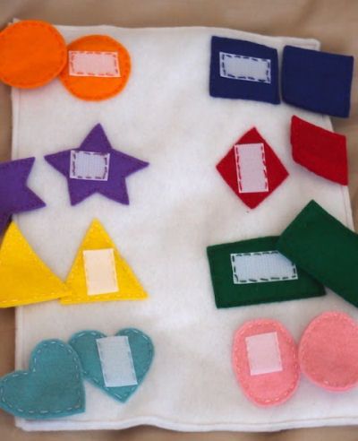 Teaching Shapes, Diy Quiet Books, Shapes Preschool, Busy Books, Kids Daycare, Felt Books, Learning Shapes, Felt Quiet Books, Activity Books