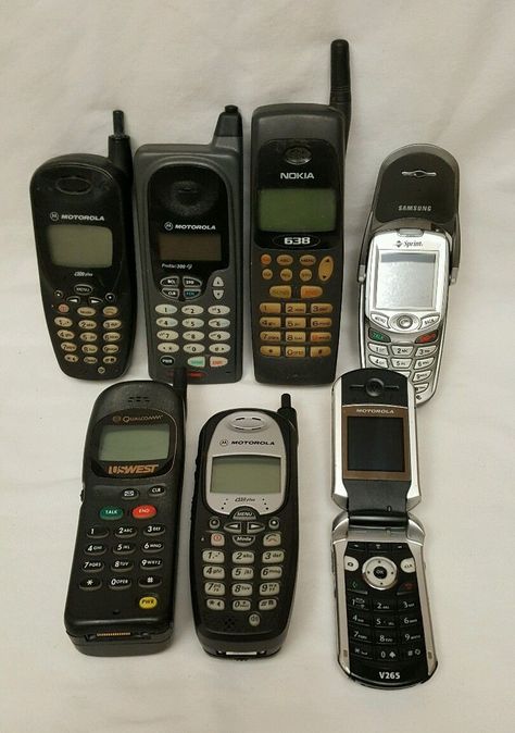 cool Lot of Old Vintage Cell Phones Mobile Motorola Nokia Samsung - Rare Collectible   Check more at http://harmonisproduction.com/lot-of-old-vintage-cell-phones-mobile-motorola-nokia-samsung-rare-collectible/ Old Mobile Phones, Antique Appliances, Old Phones, Old Cell Phones, Phone Accessories Diy, Dinners Recipes, Retro Phone, Vintage Phones, Flip Phone