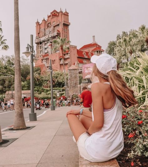 Tower Of Terror Photo Ideas, Pose Mannequin, Alice In Wonderland Pictures, Hollywood Tower Hotel, Park Aesthetic, Disney Lifestyle, Disney College, Disney College Program, Disney Photo Ideas