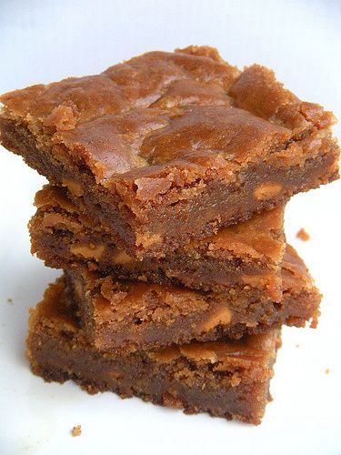 Butterbeer Blondies for Harry Potter Butterbeer Blondies, Harry Potter Food Ideas, Butter Beer Recipe Harry Potter, Harry Potter Desserts, Harry Potter Butter Beer, Butterbeer Recipe, Harry Potter Food, Baking Inspiration, Pecan Cake