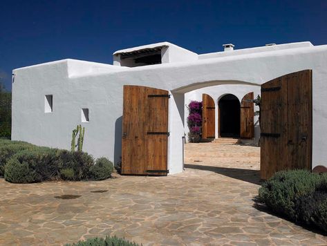 Earthship Home, Mediterranean Architecture, Adobe House, Cob House, Hacienda Style, Spanish Style Homes, Spanish House, Courtyard House, Mediterranean Homes