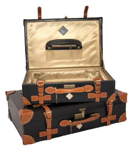 Harry Potter Suitcase, Harry Potter Home Decor, Harry Potter Luggage, Pretty Luggage, Harry Potter Trunk, Fancy Writing, Harry Potter Bedroom, Secret Passageways, Antique Armoire