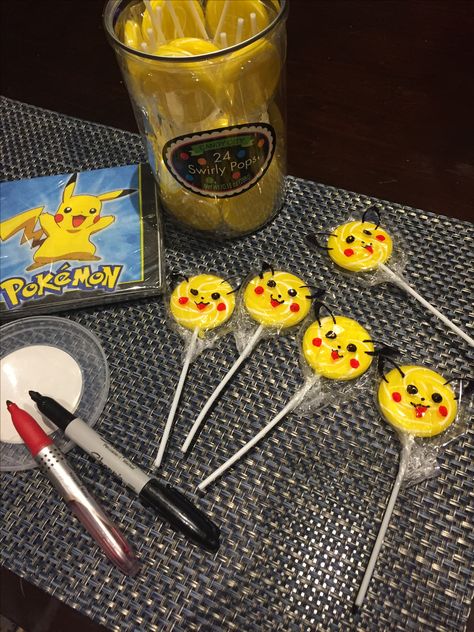 Making pikachu lollipops for my daughters birthday party loot bag Pokemon Loot Bags, Pokemon Loot Bag Ideas, Pokemon Lollipops, Lunar Birthday, Pokemon Party Decorations, Pikachu Birthday, Pokemon Themed Party, Pokémon Birthday, Pikachu Cake