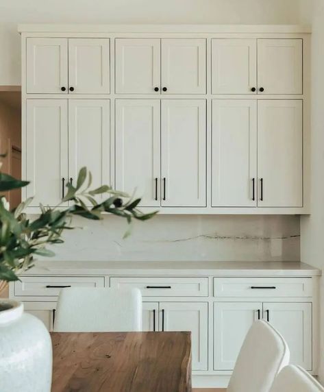 Shoji White Vs Alabaster, Sherwin Williams Shoji White, Alabaster Paint, Modern Kitchen Trends, Top Kitchen Trends, Beautiful Kitchen Cabinets, Shoji White, All White Kitchen, Top Kitchen