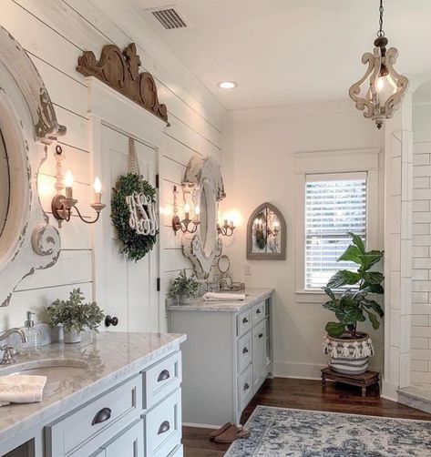 Make Up Area, Bathroom Area Rug, Rug In Bathroom, Decor Study Room, Farmhouse Bathroom Design, Farmhouse Bathroom Decor Ideas, French Country Bathroom, Modern Farmhouse Bathroom, Farmhouse Bathroom Decor