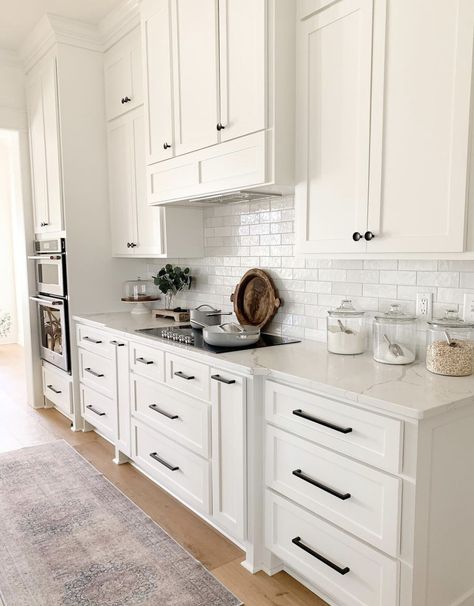 White Kitchen With Black Hardware, Kitchen With Black Hardware, Black Kitchen Handles, White Kitchen Countertops, White Shaker Kitchen Cabinets, Hamptons Kitchen, Hardware Ideas, Off White Kitchens, Textured Rug