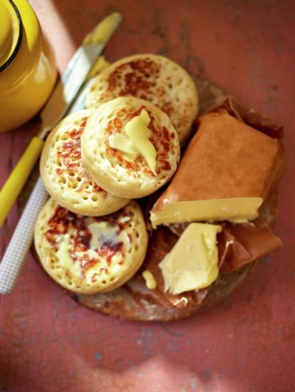 Homemade Crumpets, Crumpet Recipe, Jamie Oliver Recipes, Pies Maker, Homemade Butter, Crumpets, English Food, British Food, Jamie Oliver