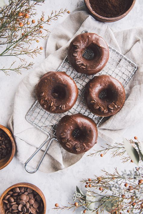 Chocolate & Espresso Doughnuts - Emily Laurae Doughnuts Photography, Donat Glaze, Images Of Chocolate, Chocolate Covered Espresso Beans, Food Flatlay, Chocolate Garnishes, Chocolate Glazed Donuts, Glazed Doughnuts, Batter Recipe