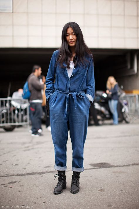 denim jumpsuit. Jumpsuit Jeans, Denim Coverall, Jumpsuit Denim, Style Bleu, Style Marocain, Coverall Jumpsuit, Denim Inspiration, Love Jeans, Denim Overalls