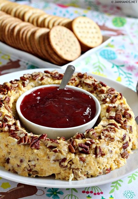 Bacon Cheese Ring With Jam, Pecan Ring, Bacon Cheese Ring, Cheese Ring With Strawberry Preserves, Easter Appetizers Easy, Cheese Ring, Easter Food Appetizers, Easter Appetizers, Strawberry Preserves