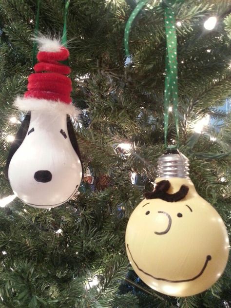 Charlie Brown and Snoopy lightbulb ornaments. Snoopy Ornaments, Homemade Christmas Ornament, Charlie Brown Y Snoopy, Christmas Ornament Ideas, Homemade Christmas Ornaments Diy, Bulb Ornaments, Homemade Christmas Ornaments, Charlie Brown Snoopy, Peanuts Christmas